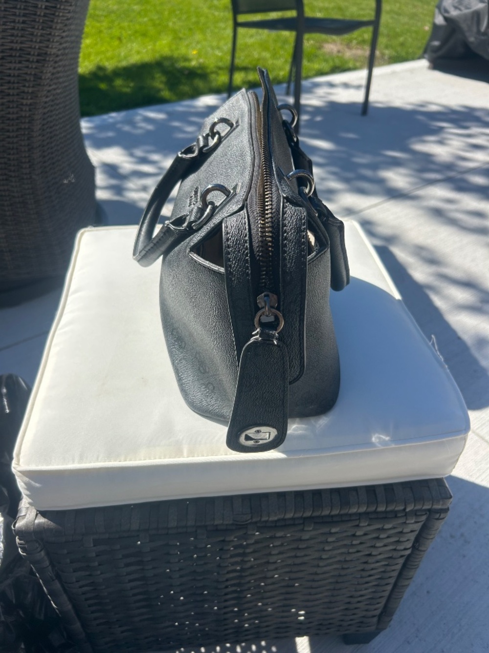 Guess purse - Picture 6 of 10